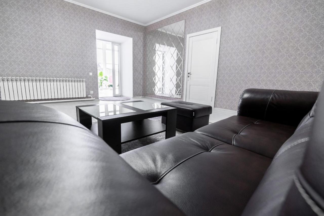 Mixx Hotel Karakol Bagian luar foto