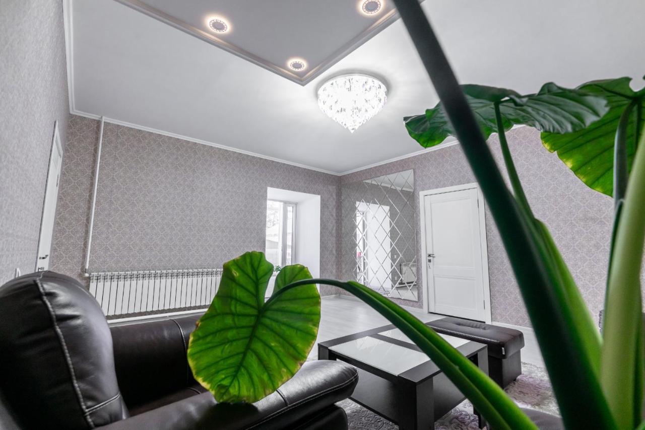Mixx Hotel Karakol Bagian luar foto