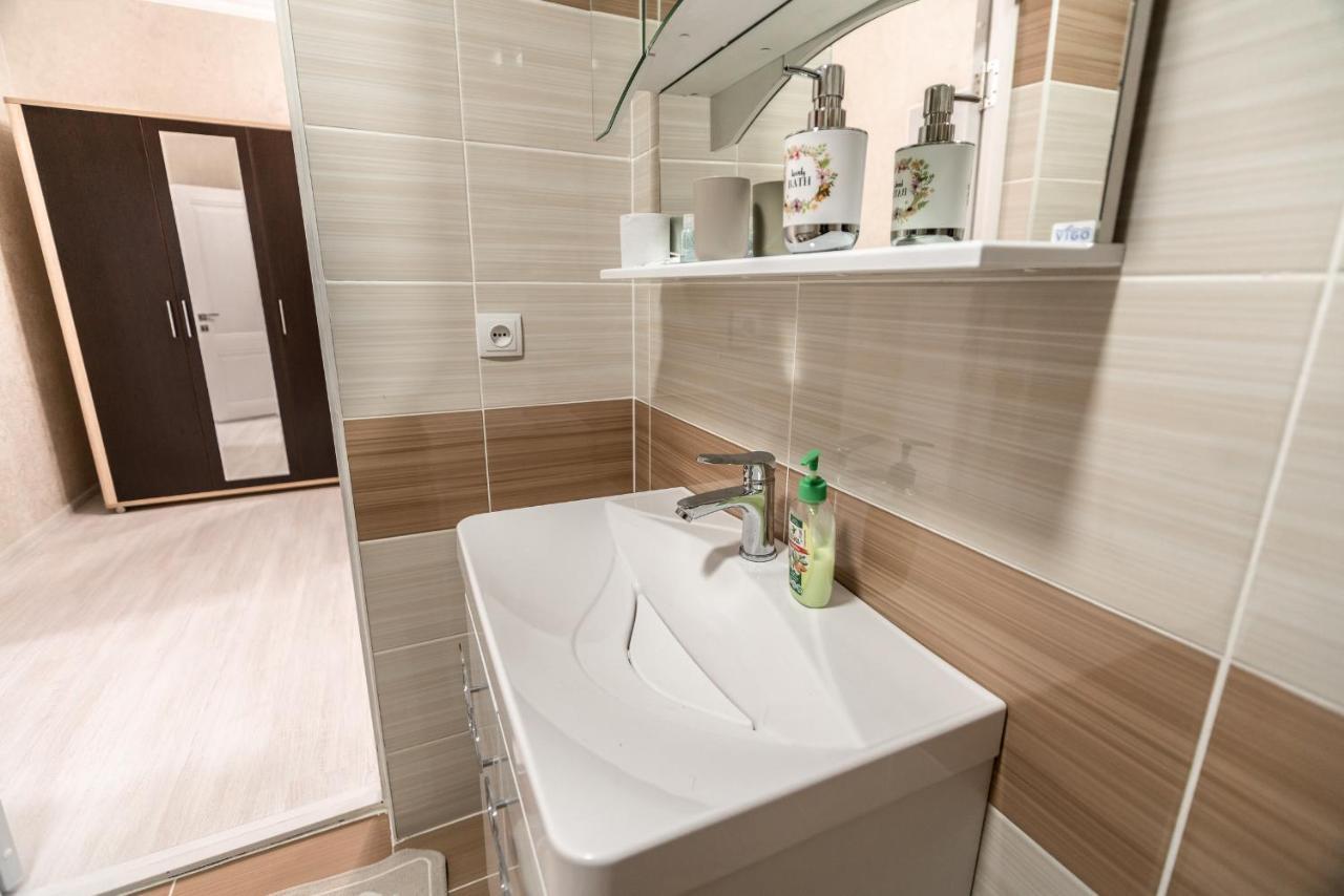Mixx Hotel Karakol Bagian luar foto