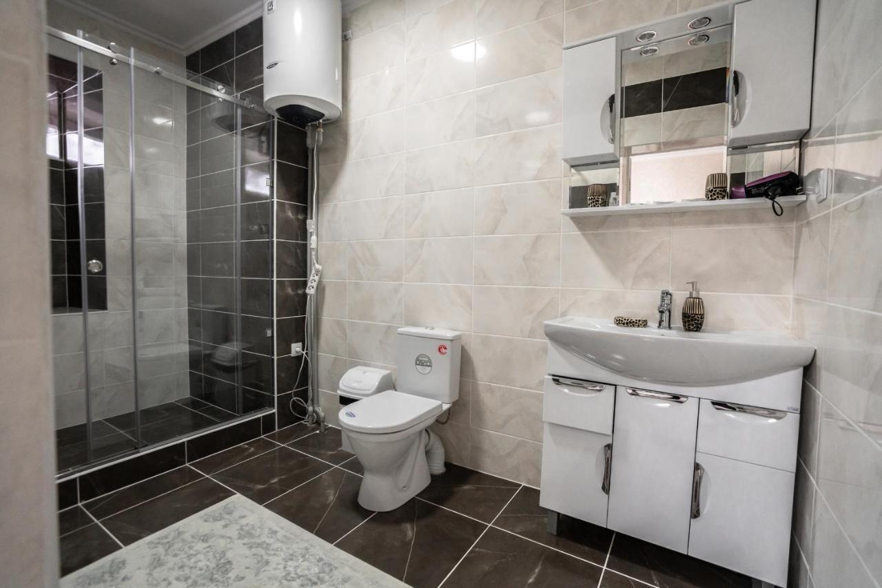Mixx Hotel Karakol Bagian luar foto